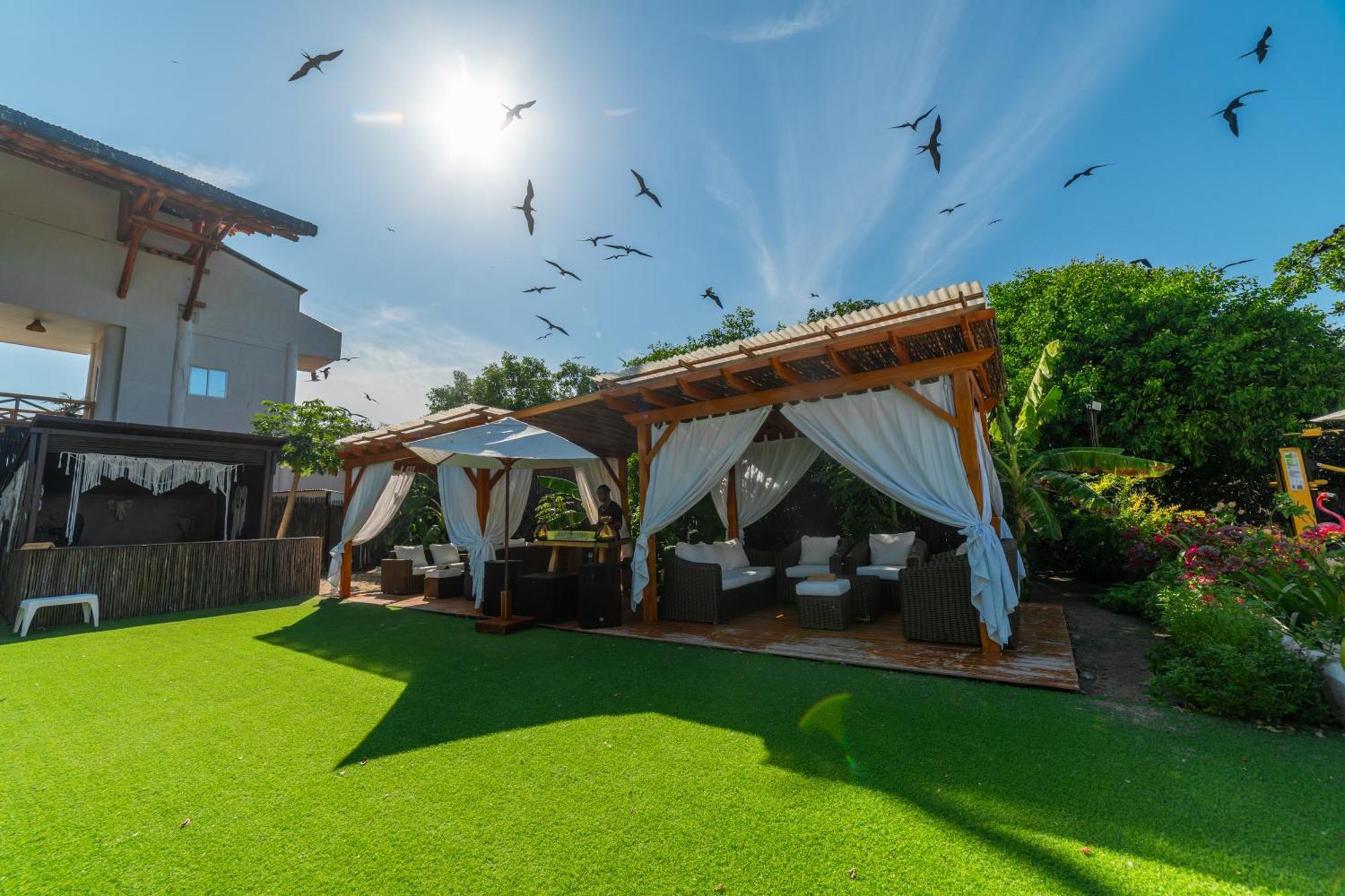 Pao Pao Hotel & Beach Club 格兰德岛 外观 照片